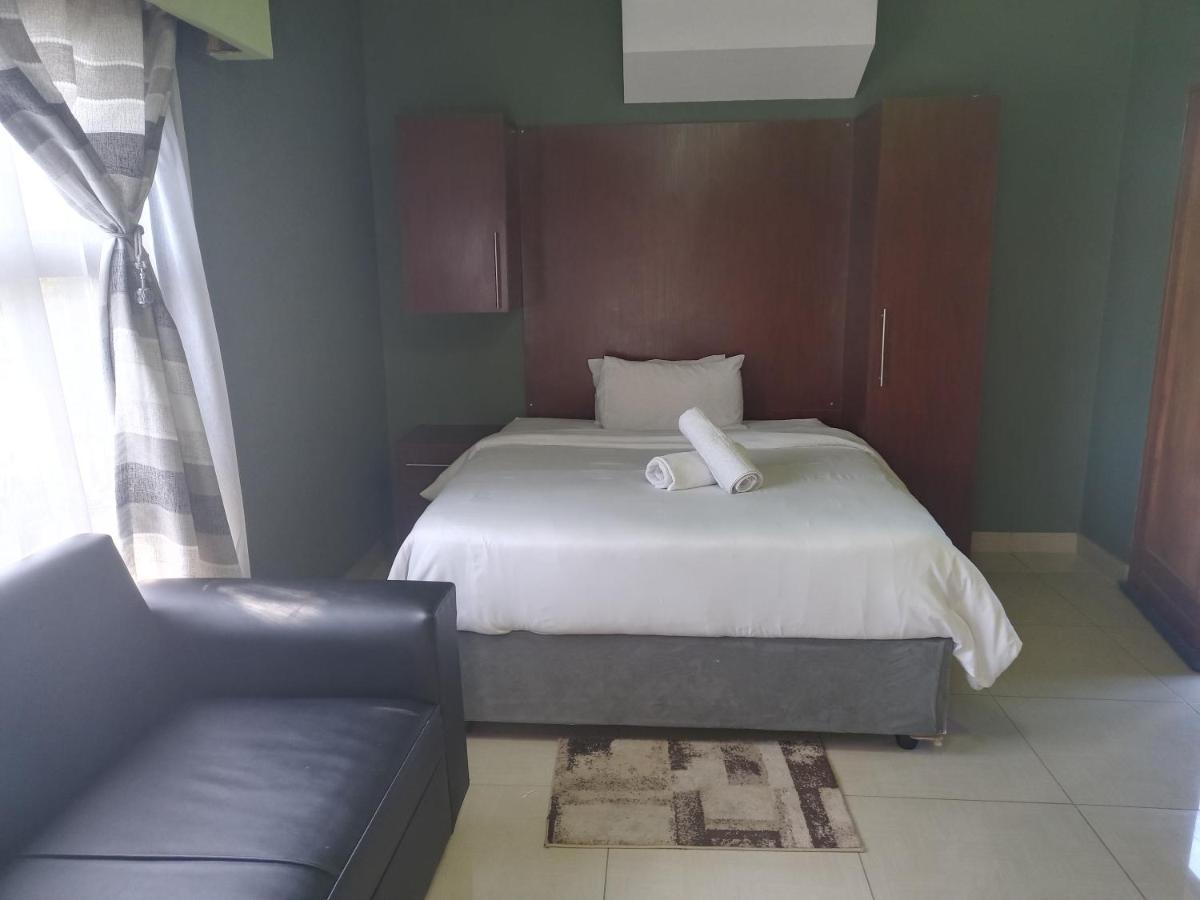 Wise Bird Guest House Roodepoort Esterno foto