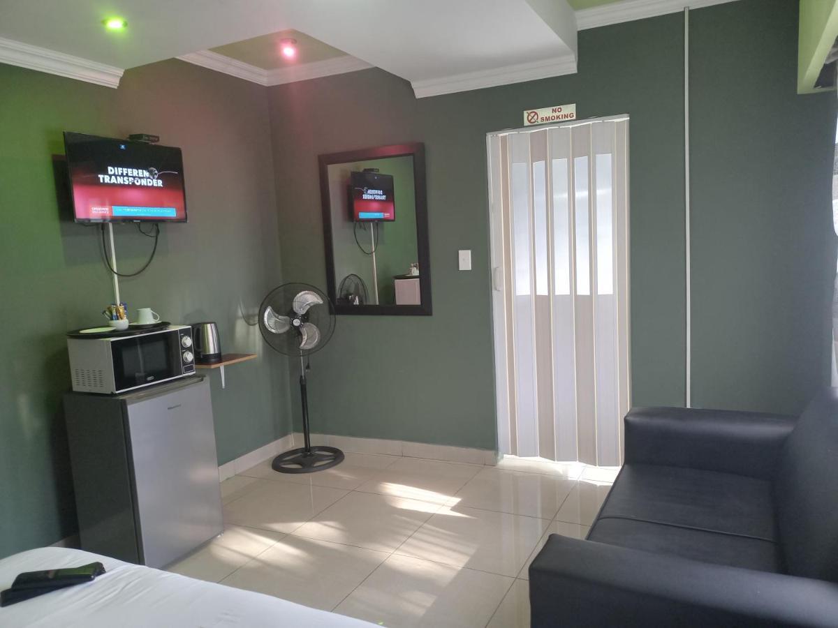 Wise Bird Guest House Roodepoort Esterno foto