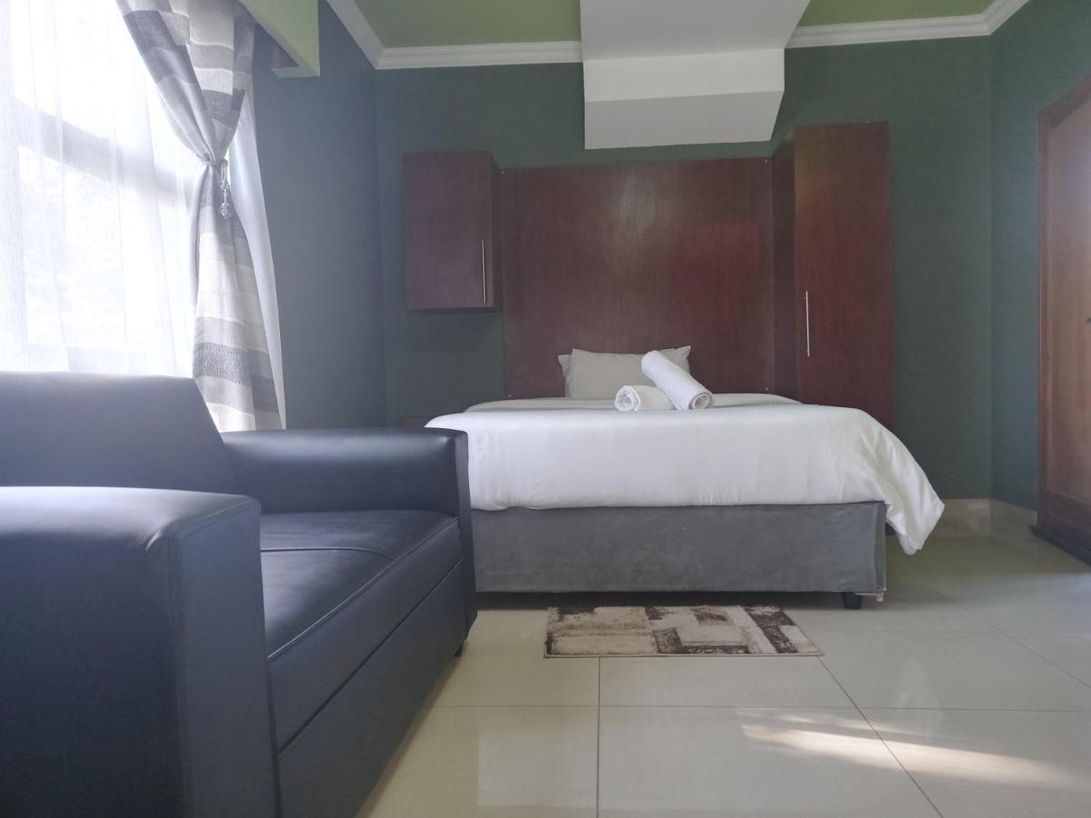 Wise Bird Guest House Roodepoort Esterno foto