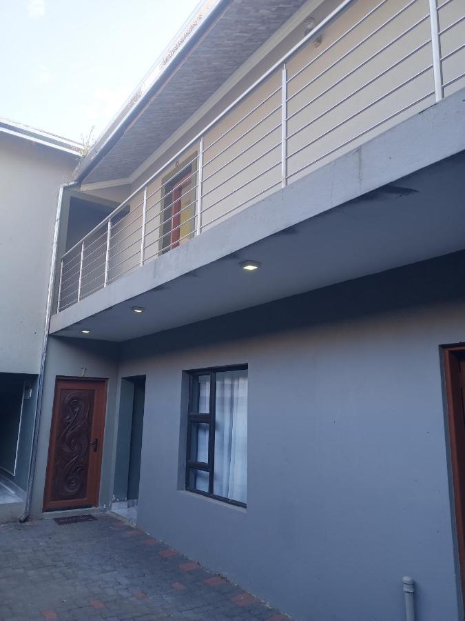 Wise Bird Guest House Roodepoort Esterno foto