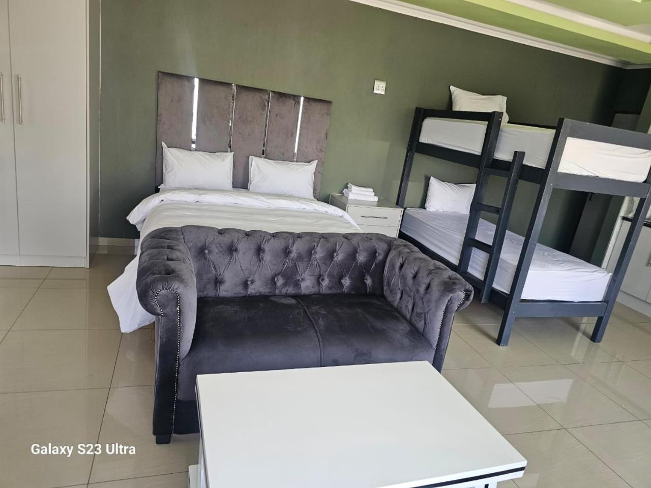 Wise Bird Guest House Roodepoort Esterno foto